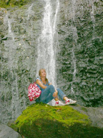 92- Pascale contemple la cascade 